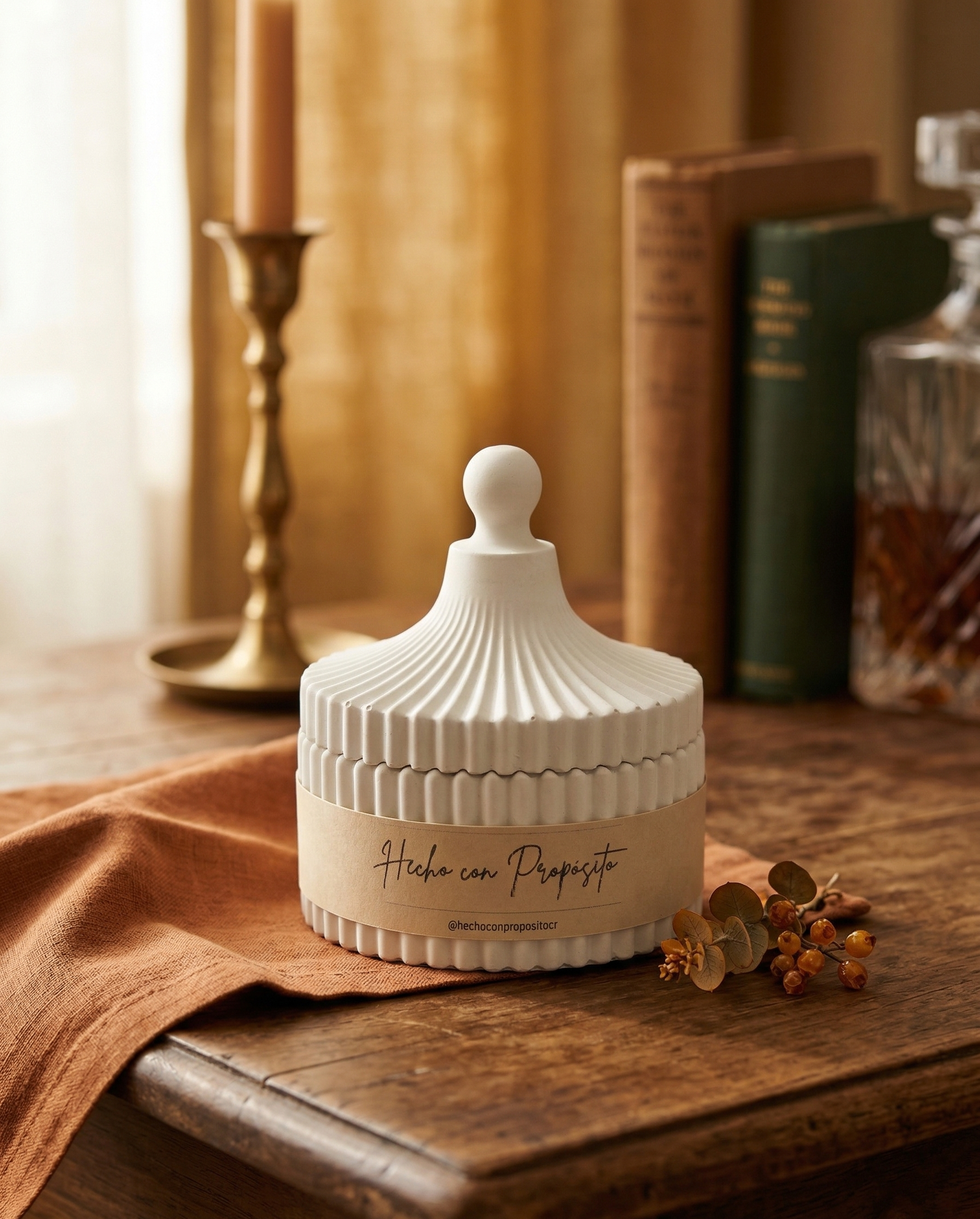 Joyero blanco artesanal de yeso cerrado